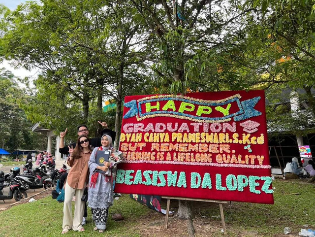 Dyah Cahya Prameswari mahasiswi Unila berfoto bersama konten kreator Jovial Da Lopez. | Foto : Ist