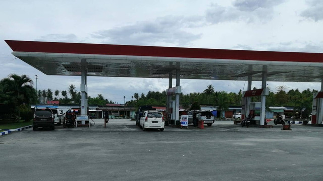 Suasana di SPBU 7394605, Tojo Una-Una. Foto: Istimewa