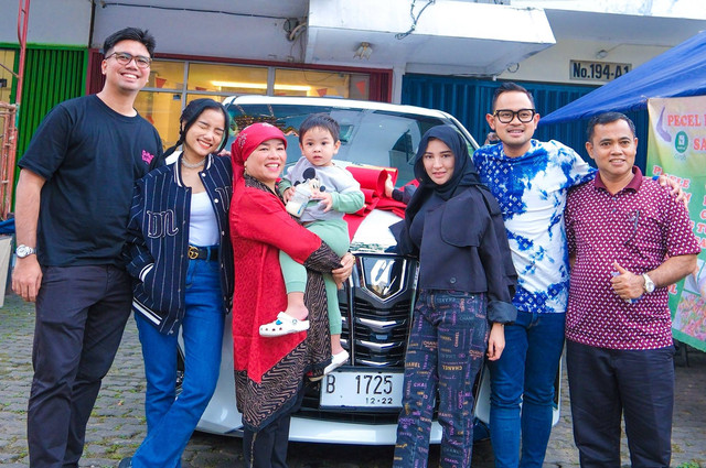 Founder MS GLOW, Shandy Purnamasari dan Gilang Widhia Pramana, memberikan reward Alphard kepada ibu mendiang Bibi Ardiansyah, Dewi Zuhriati, atas jasa membesarkan toko MS GLOW. Foto: MS GLOW