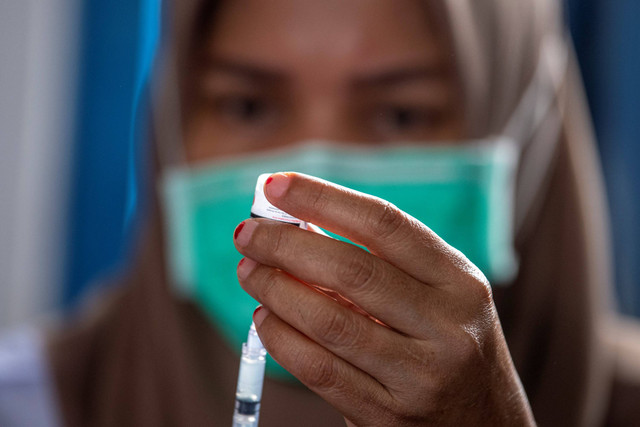 Petugas kesehatan dari Puskesmas Kampus Palembang menyiapkan vaksin difteri dan tetanus untuk disuntikkan kepada siswa saat kegiatan Bulan Imunisasi Anak Sekolah (BIAS) di SD Negeri 21 Palembang, Sumatera Selatan, Senin (21/11/2022).  Foto: Nova Wahyudi/ANTARA FOTO