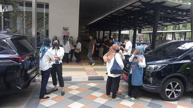 Kepanikan pegawai Kemendag akibat gempa, pada Senin (21/11).  Foto: Akbar Maulana/kumparan