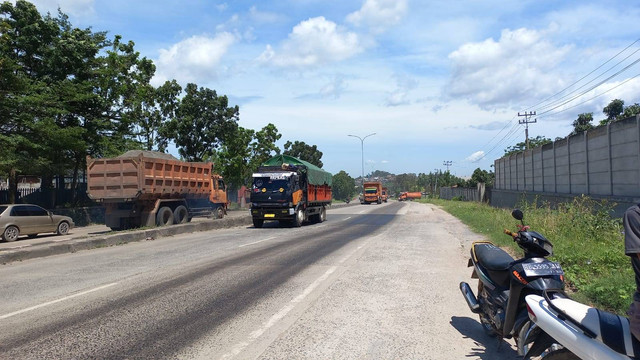 Tumpahan minyak di jalan Soekarno-Hatta, Bandar Lampung. | Foto: Sinta Yuliana/Lampung Geh
