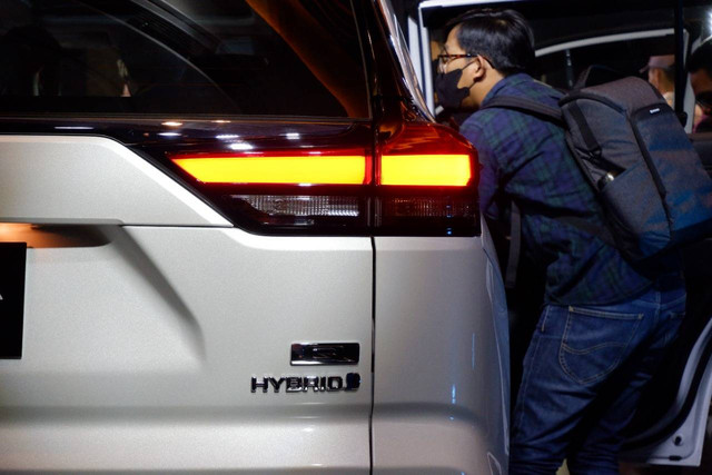 Logo Hybrid di All New Toyota Kijang Innova Zenix Foto: Aditya Pratama Niagara/kumparan