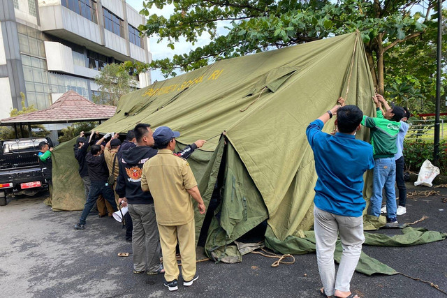 RS Cimacan mendirikan beberapa tenda darurat karena banyaknya korban gempa.
Foto: Dok. Istimewa