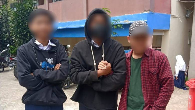 Pelaku (tengah) dan korban (kanan) kasus perundungan di SMP Baiturrahman Bandung.  Foto: Dok. Istimewa