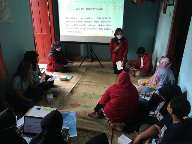 Penjelasan Materi Terkait Hipertensi oleh Mahasiswa Keperawatan UMY. Dokumentasi: Penulis
