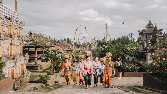 Ilustrasi Beberapa Bentuk Budaya Daerah Indonesia. Foto: dok. Ruben Hutabarat (Unsplash.com)