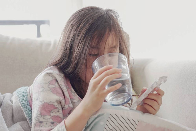 Ilustrasi anak yang mengonsumsi obat tablet. Foto: Shutterstock