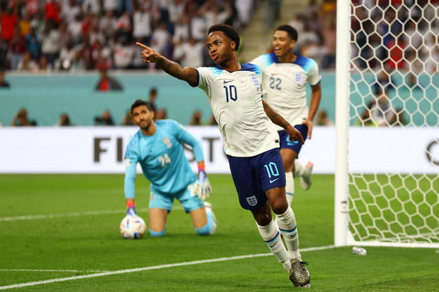 Selebrasi pemain Timnas Inggris Raheem Sterling usai mencetak gol ke gawang Timnas Iran pada pertandingan Grup B Piala Dunia 2022 Qatar di Stadion Internasional Khalifa, Doha, Qatar. Foto: Hannah McKay/REUTERS