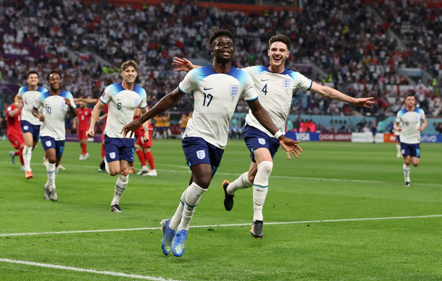 Selebrasi pemain Timnas Inggris Bukayo Saka usai mencetak gol ke gawang Timnas Iran pada pertandingan Grup B Piala Dunia 2022 Qatar di Stadion Internasional Khalifa, Doha, Qatar. Foto: Paul Childs/REUTERS