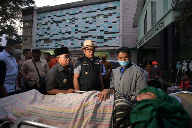 Gubernur Jawa Barat Ridwan Kamil langsung meninjau korban gempa bumi yang dirawat di RSUD Sayang, Kabupaten Cianjur, Senin (21/11/2022). Foto: Dok. Humas Jabar
