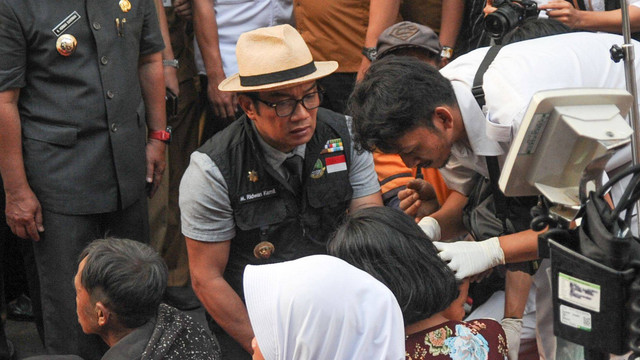 Gubernur Jawa Barat Ridwan Kamil (tengah) saat meninjau korban gempa di RSUD Sayang, Kabupaten Cianjur, Jawa Barat, Senin (21/11/2022). Foto: Raisan Al Farisi/Antara Foto