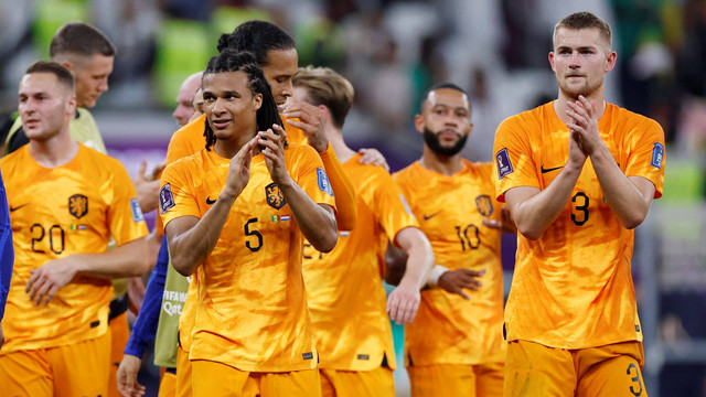 Pemain Belanda merayakan kemenangan setelah melawan Senegal pada pertandingan Grup A Piala Dunia 2022 Qatar di Stadion Al Thumama, Doha, Qatar. Foto: Amanda Perobelli/Reuters
