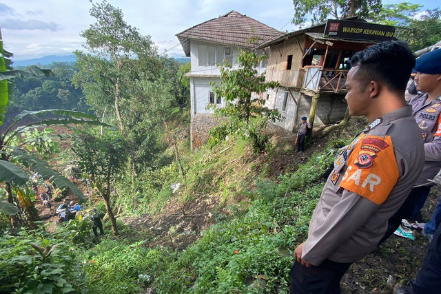 Proses evakuasi kendaraan yang masuk jurang masih berlangsung usai gempa, di Cianjur, Jawa Barat, Selasa (22/11/2022).  Foto: Muhammad Iqbal/kumparan