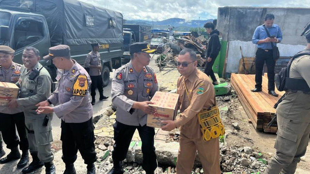 Kapolres Dogiyai dan pemda setempat menyalurkan bantuan korban kerusuhan Dogiyai. (Foto Humas Polda Papua)