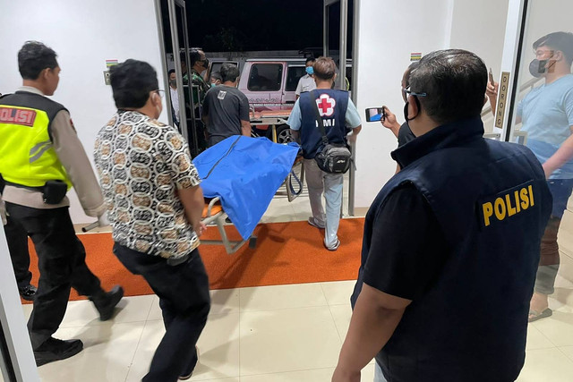 Polisi saat mengevakuasi korban laka di Wonogiri. Foto: Dok. Istimewa