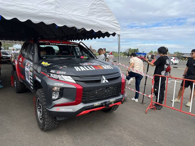 Momen seremoni pembukaan Asia Cross Country Rally (AXCR) 2022 di Chang Arena, Buriram, Thailand (21/11). Foto: Sena Pratama/kumparan