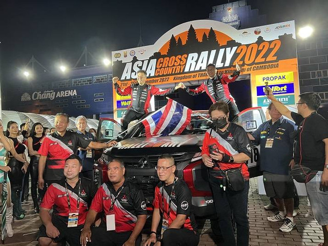 Pebalap Rifat Sungkar dan Chupong Chaiwan asal Thailand pada momen seremoni pembukaan Asia Cross Country Rally (AXCR) 2022 di Chang Arena, Buriram, Thailand (21/11). Foto: Sena Pratama/kumparan