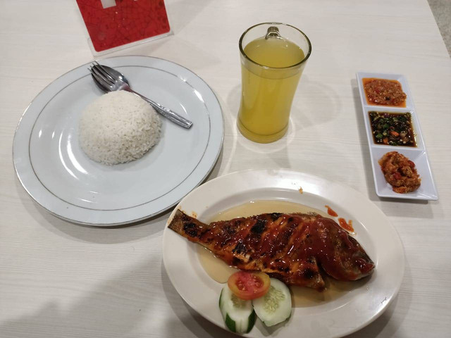Promo Ikan Maneke dari Warung Makan Ikan Laut Katombo Sulawesi banget Purwokerto hanya seharga 16K/photo by : Dokpri