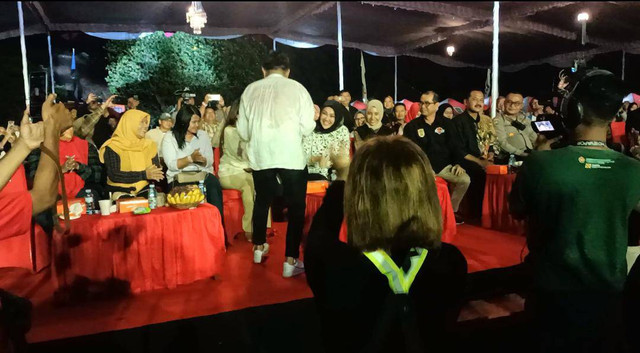 Bupati Klaten ketika duet bersama vocalis Jikustik dalam acara gebyar UMKM Delanggu Klaten/photo by : youtube source