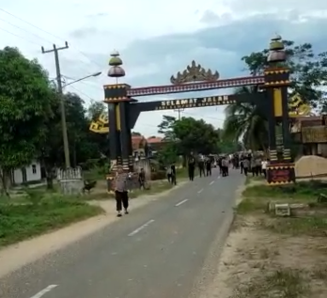 Polisi yang sedang bertugas diadang warga di Lampung Tengah | Foto: Ist.