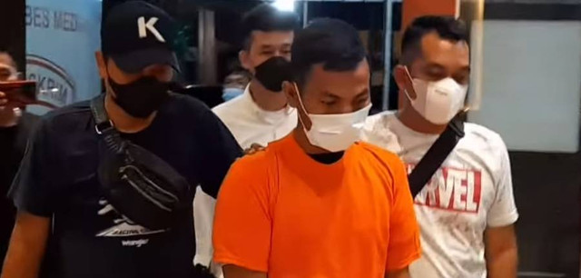 Polisi menangkap preman bernama Roy (33) yang melakukan pungutan liar (pungli) sebesar Rp1 juta perbulan kepada pedagang di Pasar Petisah, Kota Medan. Foto: Dok. Istimewa