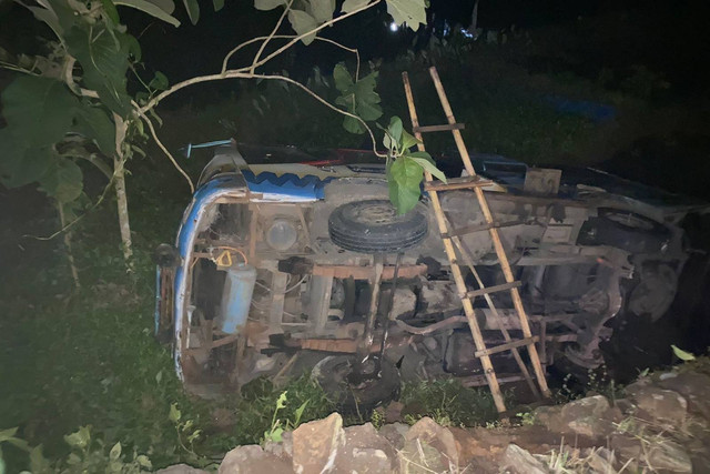 Kondisi bus KSU Panca Tunggal di desa Numiharjo, Kecamatan Nguntoronadi, Wonogori, Jawa Tengah, Senin (21/11) malam usai kecelakaan. Foto: Dok. Istimewa