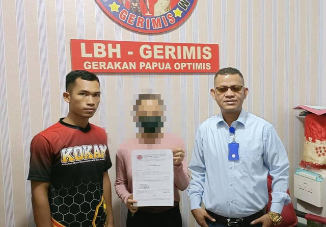 Korban dugaan kasus pelecehan oleh oknum Dekan di Unvic Sorong, datang kantor LBH Gerimis untuk meminta bantuan hukum, sekaligus memberikan kuasa kepada LBH Gerimis. Foto Wim Makatita