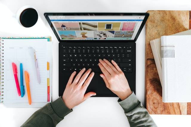 Ilustrasi shortcut untuk memindahkan file atau folder. Foto: Unsplash/Windows