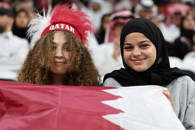 Suporter Qatar bersorak menjelang pertandingan sepak bola Grup A Piala Dunia 2022 Qatar, antara Qatar dan Ekuador di Stadion Al-Bayt di Al Khor, utara Doha pada Minggu (20/11/2022). Foto: Karim Jaafar/AFP