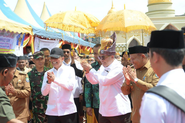 Wamentan Harvick Hasnul Qolbi didampingi Pj Gubernur Aceh menghadiri Maulid Nabi di Masjid Agung Baitul Ghafur dalam kunjungan kerja ke Abdya. Foto: Humas Setda Aceh