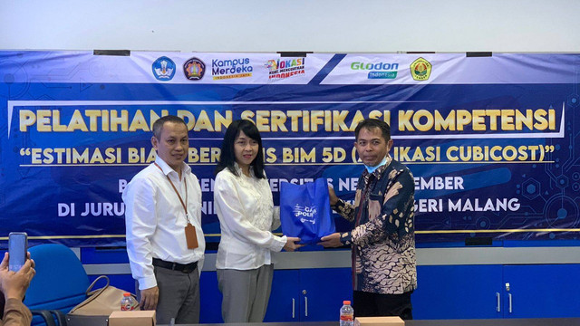 Dari kiri : Kaprodi D-IV MRK Polinema, Pudir IV Polinema dan PIC Unej. Foto / Feni Yusnia