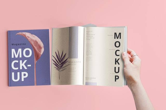 Sebutkan hal-hal yang terdapat dalam buklet untuk sebuah produk. Sumber: unsplash.com