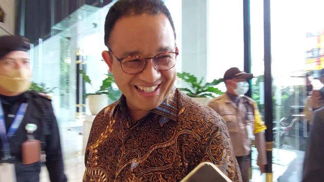 Bakal Calon Presiden Partai NasDem Anies Baswedan tiba di NasDem Tower, Jakarta, Selasa (22/11/2022). Foto: Zamachsyari/kumparan