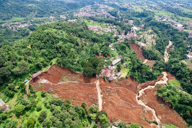 Foto udara Jalan Raya Puncak-Cianjur yang tertimbun longsor di Cugenang, Kabupaten Cianjur, Jawa Barat, Selasa (22/11/2022).  Foto: Raisan Al Farisi/ANTARA FOTO