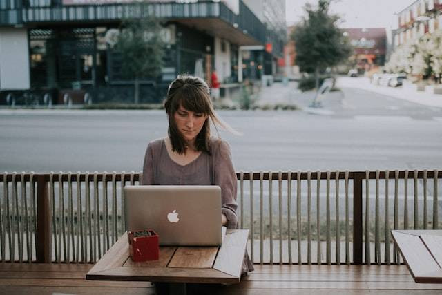 Yang Dimaksud Elemen Brainware dalam Komputer adalah, Foto Unsplash Christin Hume