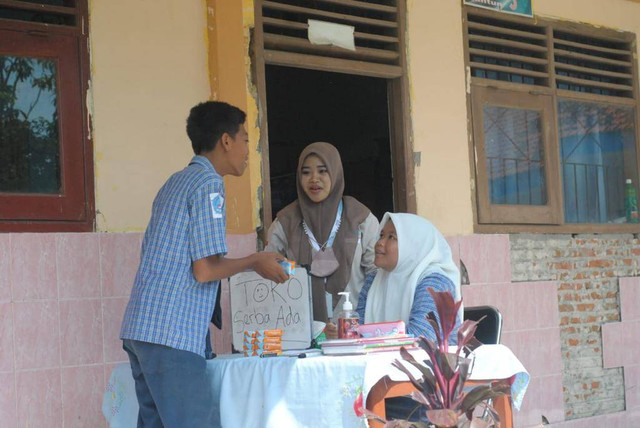 Asri Makrifatul Hidayah, (tengah) saat melaksanakan aktivitasnya. Foto /dok Unikama