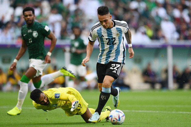Pemain Timnas Argentina Lautaro Martinez berusaha melewati penjaga gawang Timnas Arab Saudi pada pertandingan Grup C Piala Dunia 2022 Qatar di Stadion Lusail, Lusail, Qatar. Foto: Annegret Hilse/REUTERS