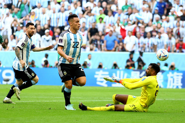 Pemain Timnas Argentina Lautaro Martinez berusaha melewati penjaga gawang Timnas Arab Saudi pada pertandingan Grup C Piala Dunia 2022 Qatar di Stadion Lusail, Lusail, Qatar. Foto: Hannah McKay/REUTERS