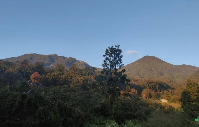 Saat cuaca cerah, dari Cibodas, Gunung Gede dan Gunung Pangrango terlihat begitu megah. Foto: Tim pendakian HKAN 2022 - PJLKK