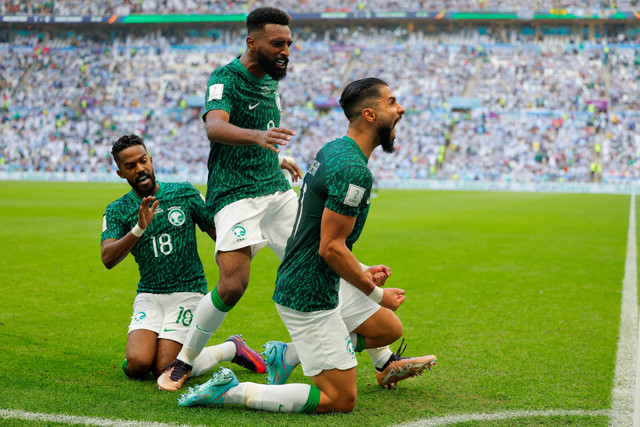 Selebrasi pemain Timnas Arab Saudi usai menceak gol ke gawang Timnas Argentina pada pertandingan Grup C Piala Dunia 2022 Qatar di Stadion Lusail, Lusail, Qatar. Foto: Odd ANDERSEN / AFP