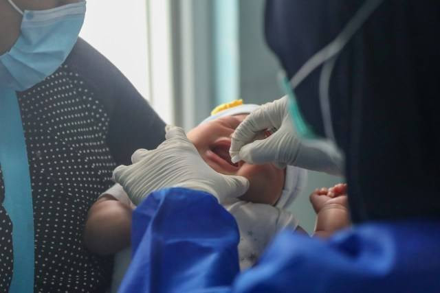 Seorang anak di Aceh menerima vaksinasi polio di sebuah Puskesmas, Juni 2020. Foto: Suparta/acehkini