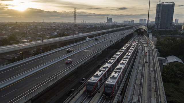 Foto udara gerbong Kereta Light Rail Transit (LRT) di Jatimulya, Kabupaten Bekasi, Jawa Barat, Selasa (22/11/2022). Foto: Fakhri Hermansyah/ANTARA FOTO