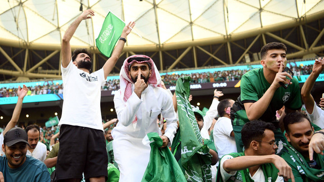 Suporter Arab Saudi saat melawan Argentina pada pertandingan Grup C Piala Dunia 2022 Qatar di Stadion Lusail, Lusail, Qatar. Foto: Annegret Hilse/REUTERS