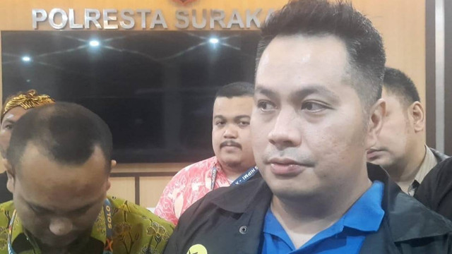 Muhammad Aaron Amar Sampe Toding dan kuasa hukum usai melengkapi BAP di Mapolresta Solo, Selasa (22/11/2022). FOTO: Agung Santoso