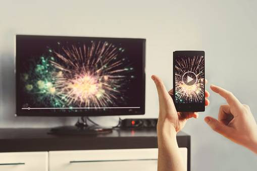 Ilustrasi Cara Menyambungkan HP ke TV Tanpa Kabel      Foto:Unsplash