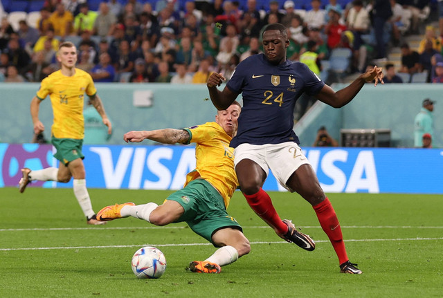 Ibrahima Konate dari Prancis duel dengan Mitchell Duke dari Australia pada pertandingan Piala Dunia Qatar 2022 Grup D di Stadion Al Janoub, Al Wakrah, Qatar. Foto: Matthew Childs/Reuters