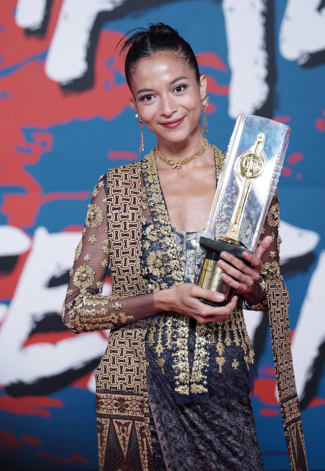 Aktris Putri Marino berpose usai meraih penghargaan Pemeran Pendukung Perempuan Terbaik dalam Festival Film Indonesia 2022 di Jakarta Convention Center, Jakarta, Selasa (22/11/2022). Foto: Agus Apriyanto