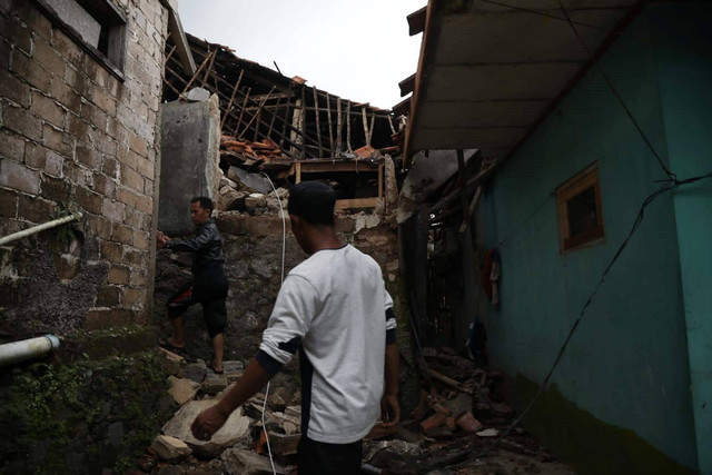 Kondisi bangunan rusak akibat gempa di Desa Cibeureum, kecamatan Cugenang, Cianjur, Selasa (22/11/2022). Foto: Aditia Noviansyah/kumparan