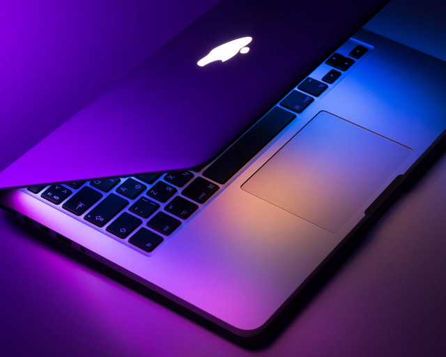 Ilustrasi MacBook. Sumber: Unsplash.com/Dmitry Chernyshov